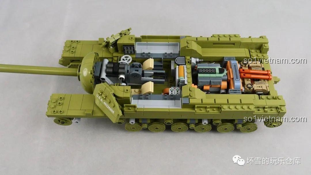 Thân xe của Quái vật thép T28 với nội thất đã hoàn thiện, sẵn sàng để lắp phần giáp nóc và xích xe.