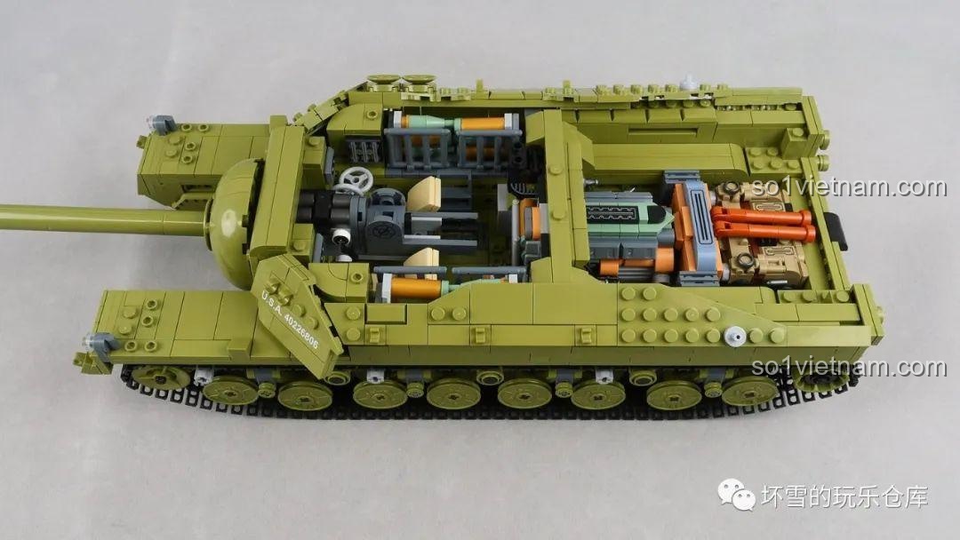 Góc nhìn khác về nội thất chi tiết của bộ lắp ráp Xe tăng hạng nặng T28, cho thấy các giá đạn được sắp xếp ngăn nắp.