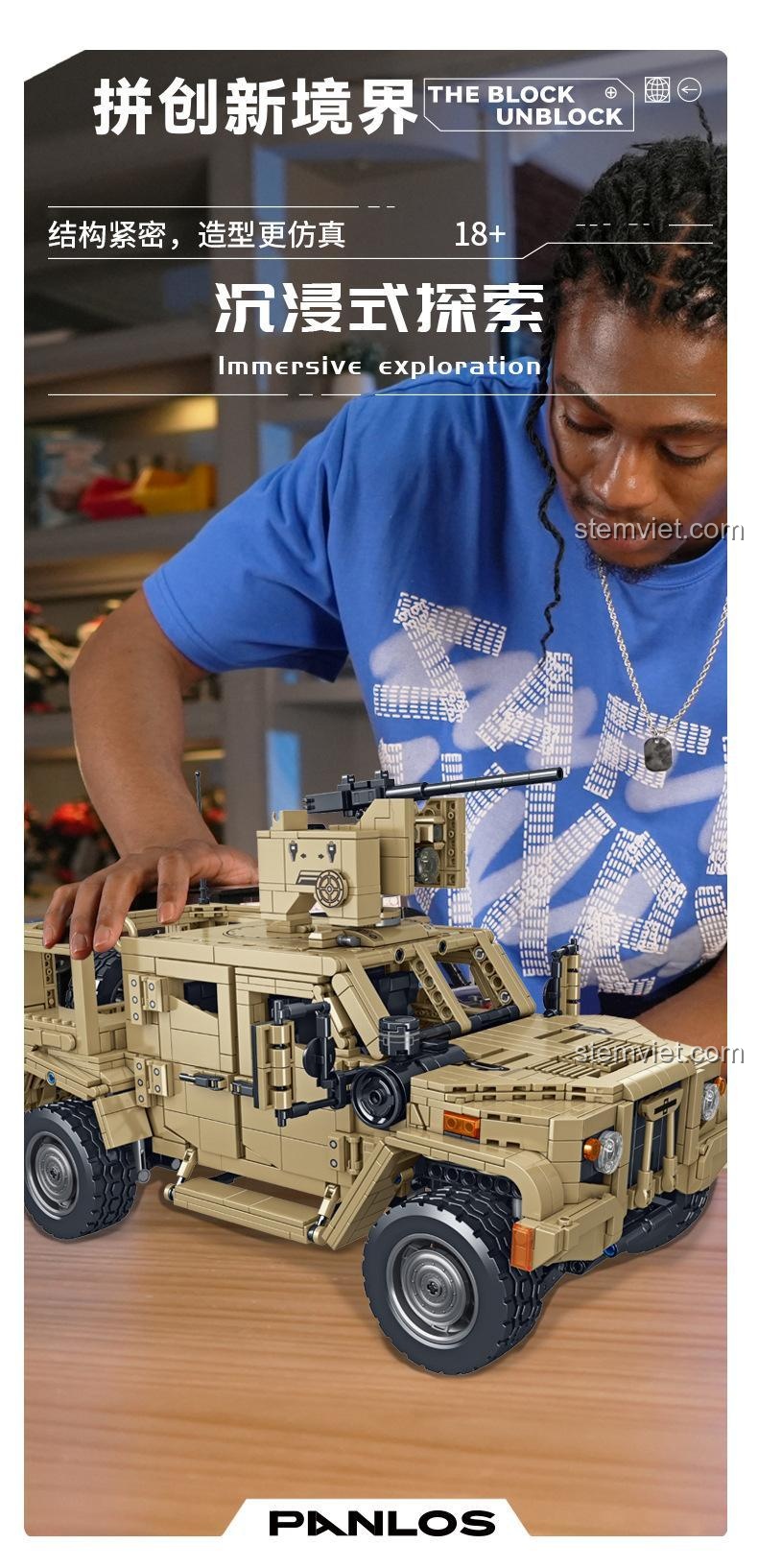 Một người chơi đang lắp ráp mô hình xe bọc thép JLTV 628013, thể hiện trải nghiệm khám phá và xây dựng đầy cuốn hút.