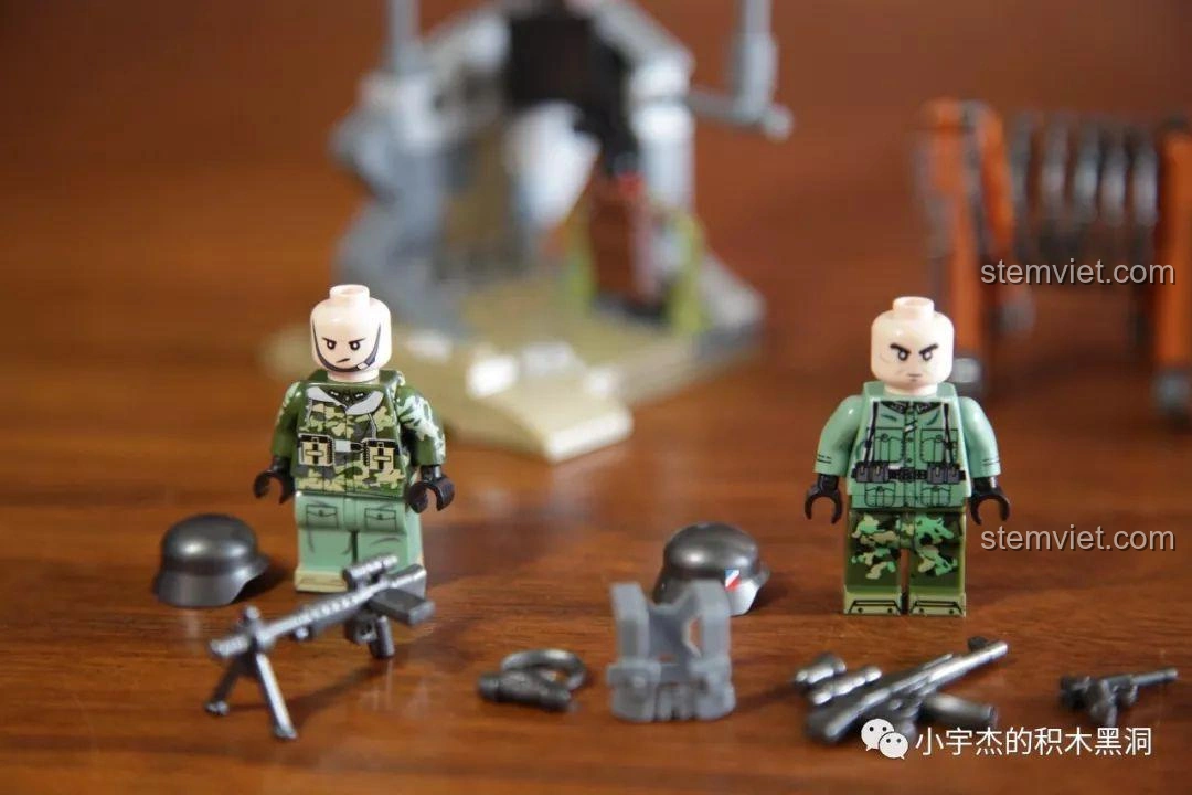 Hai minifigure lính bộ binh của Panlos Brick 631006 Xe Tải Pháo Phản Lực Land Stuka với trang phục rằn ri chi tiết, sẵn sàng chiến đấu.