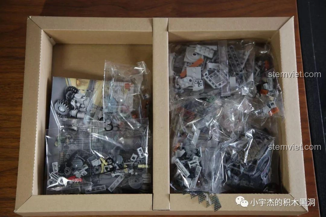 Bên trong hộp Panlos Brick 631006 Xe Tải Pháo Phản Lực Land Stuka là các túi linh kiện được phân loại gọn gàng, tối ưu không gian.