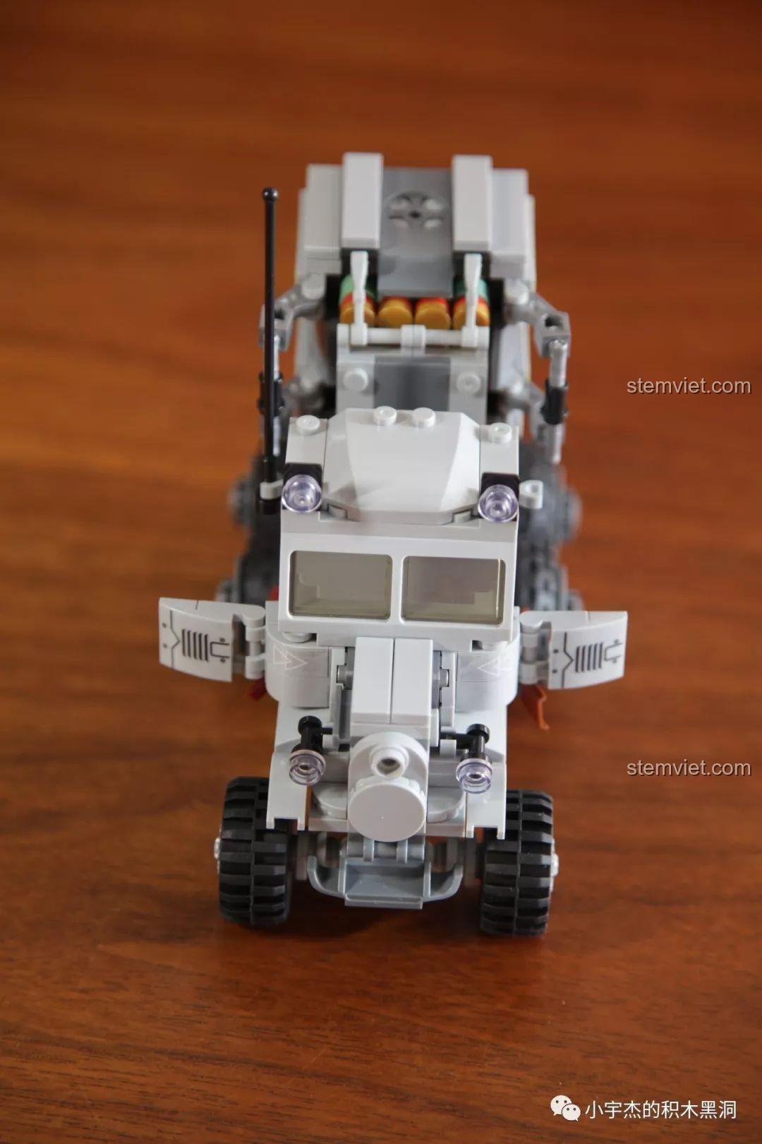 Hệ thống phóng rocket của xe tải quân sự Panlos Brick 631006 Xe Tải Pháo Phản Lực Land Stuka được nâng lên, sẵn sàng khai hỏa.