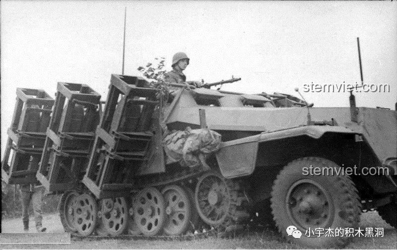 Hình ảnh thực tế của Wurfrahmen 40 hay còn gọi là Land Stuka, hệ thống pháo phản lực đa nòng của Đức trong Thế chiến II, nguồn cảm hứng cho bộ Panlos Brick 631006.