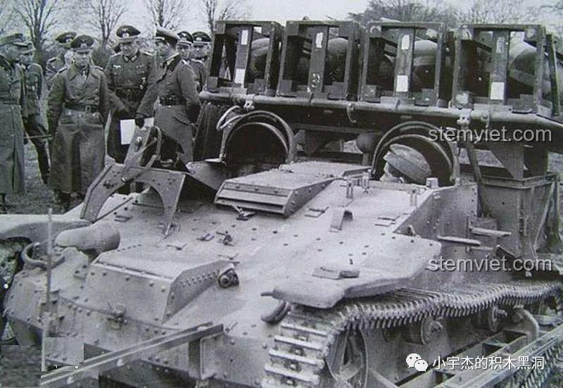 Wurfrahmen 40 được gắn trên xe kéo pháo Renault UE, cho thấy sự đa dạng trong cách triển khai hỏa lực của hệ thống pháo phản lực này.