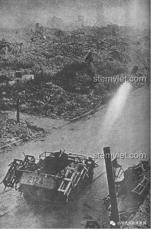 Hình ảnh lịch sử của Wurfrahmen 40 (Land Stuka) trong bối cảnh chiến tranh, cho thấy sự tàn phá và sức mạnh của hệ thống pháo phản lực này.