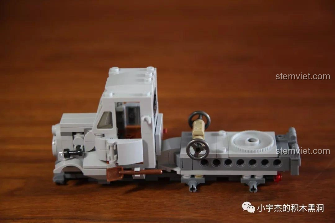 Lắp ráp phần cabin lái và hệ thống chịu tải cho dàn vũ khí phía sau của Panlos Brick 631006 Xe Tải Pháo Phản Lực Land Stuka.