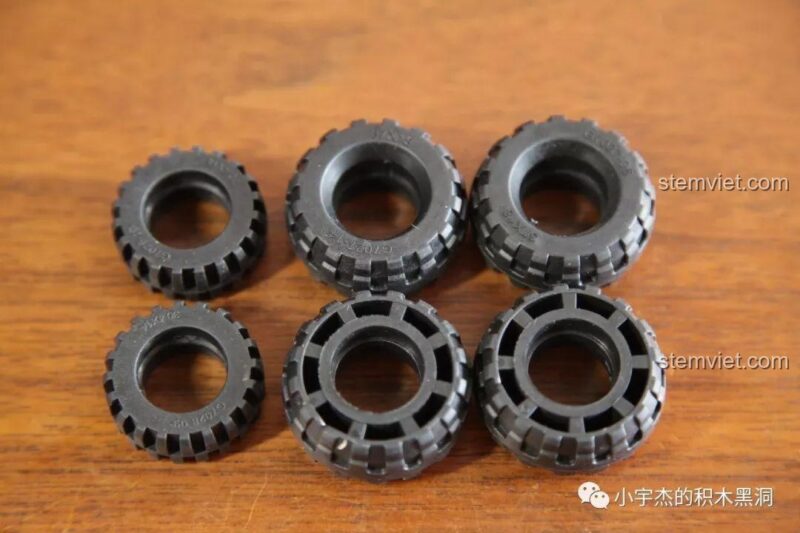 Mô hình xe tải quân sự Panlos Brick 631006 Xe Tải Pháo Phản Lực Land Stuka đang được lắp ráp, chưa gắn bánh xe.