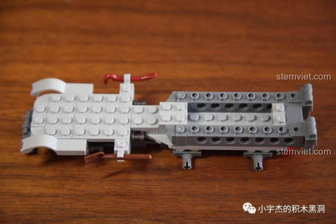 Quá trình lắp ráp phần khung gầm xe tải của Panlos Brick 631006 Xe Tải Pháo Phản Lực Land Stuka, tạo nền tảng vững chắc.