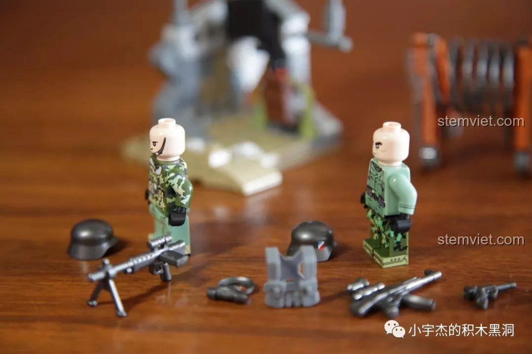 Minifigure lính bộ binh của Panlos Brick 631006 Xe Tải Pháo Phản Lực Land Stuka với trang phục rằn ri và mũ bảo hiểm in họa tiết.