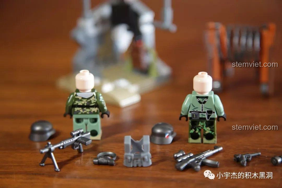 Minifigure lính bộ binh còn lại của Panlos Brick 631006 Xe Tải Pháo Phản Lực Land Stuka với trang phục rằn ri và mũ bảo hiểm.