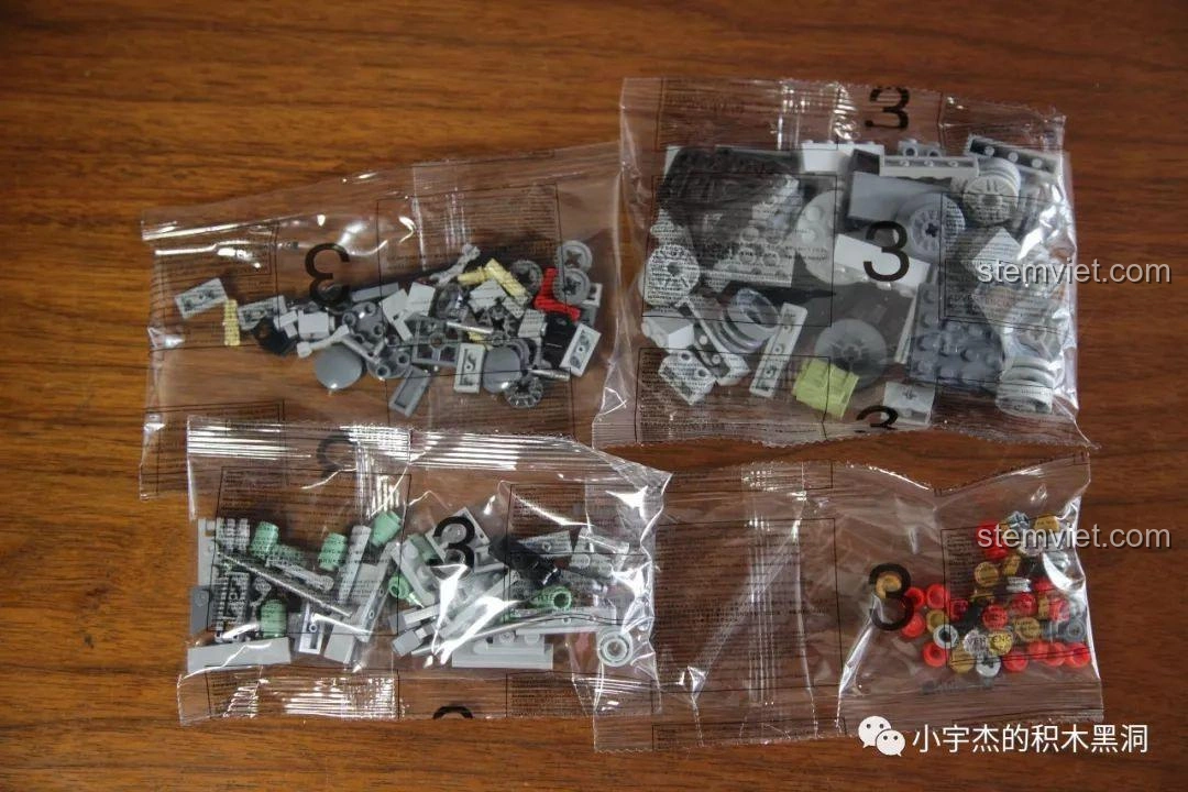 Mảnh ghép của Panlos Brick 631006 Xe Tải Pháo Phản Lực Land Stuka được đổ ra từ túi số 3, chuẩn bị hoàn thiện mô hình.