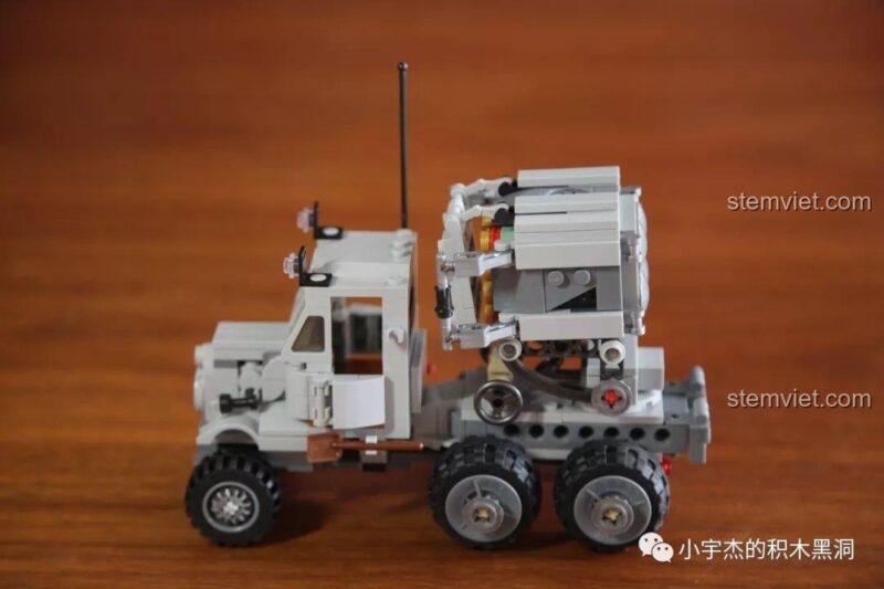 Mô hình xe tải quân sự Panlos Brick 631006 Xe Tải Pháo Phản Lực Land Stuka với hệ thống phóng rocket đã gắn.