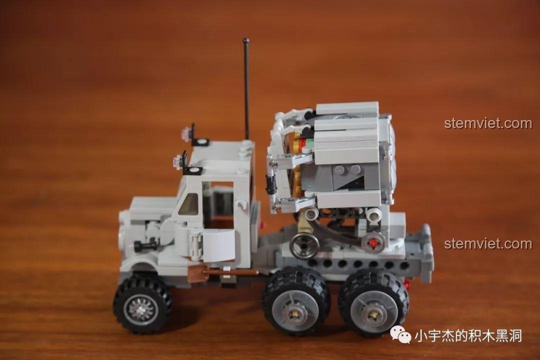 Mô hình xe tải quân sự Panlos Brick 631006 Xe Tải Pháo Phản Lực Land Stuka với hệ thống phóng rocket đã gắn.
