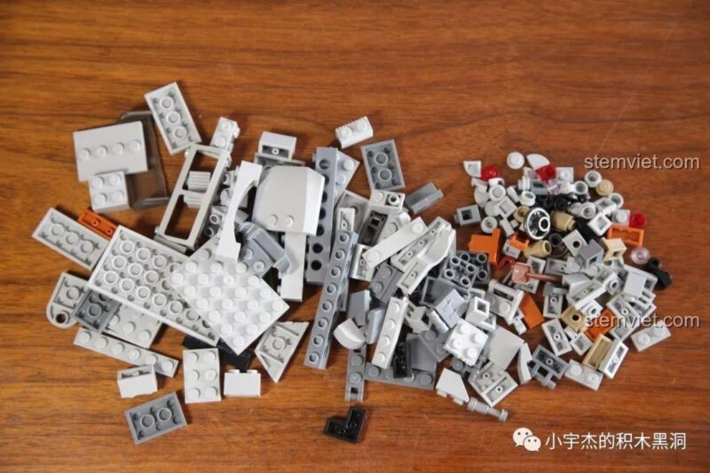 Các mảnh ghép màu xám và trắng từ túi số 2 của bộ đồ chơi Panlos Brick 631006 Xe Tải Pháo Phản Lực Land Stuka.