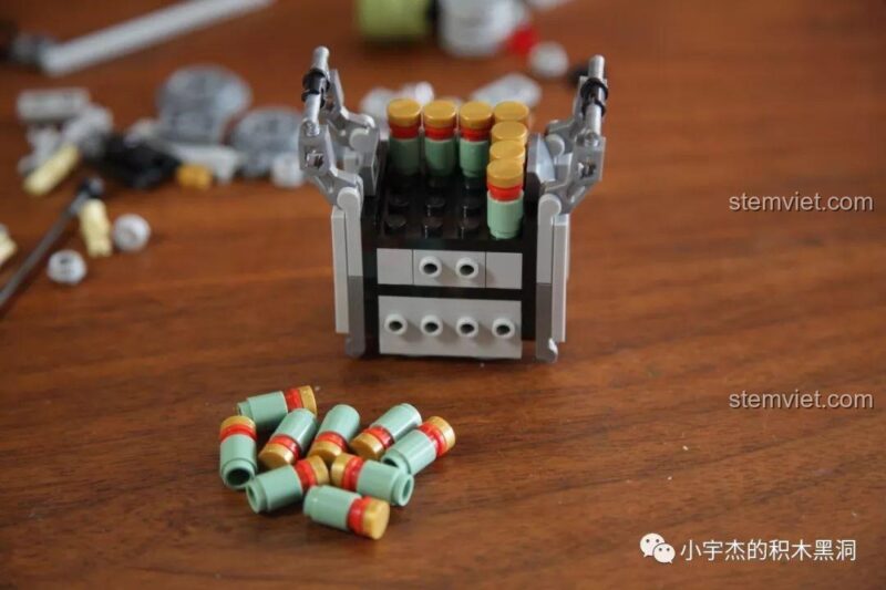 Các mảnh ghép nhỏ và chi tiết màu vàng, xanh lá cây từ túi số 3 của bộ đồ chơi Panlos Brick 631006 Xe Tải Pháo Phản Lực Land Stuka.
