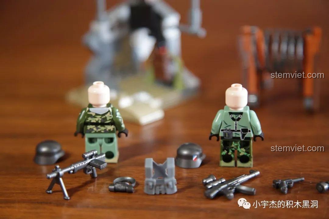 Minifigure lính với biểu cảm kép và trang bị vũ khí trong bộ đồ chơi Panlos Brick 631006 Xe Tải Pháo Phản Lực Land Stuka.