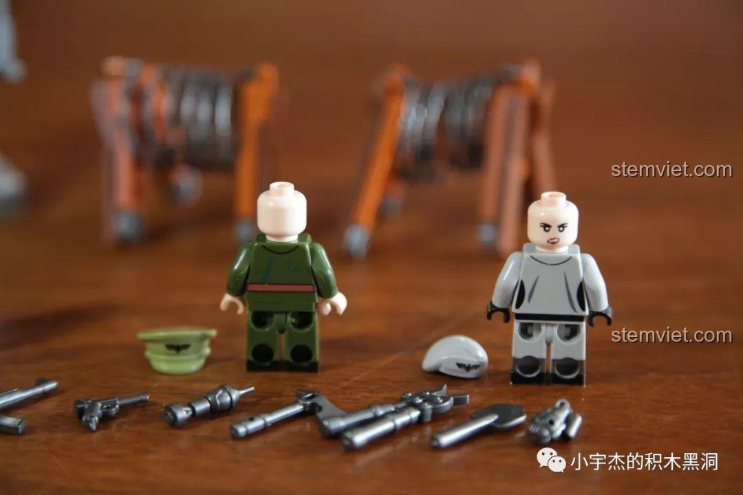 Minifigure nữ quân nhân và sĩ quan với biểu cảm kép trong bộ lắp ráp Panlos Brick 631006 Xe Tải Pháo Phản Lực Land Stuka.