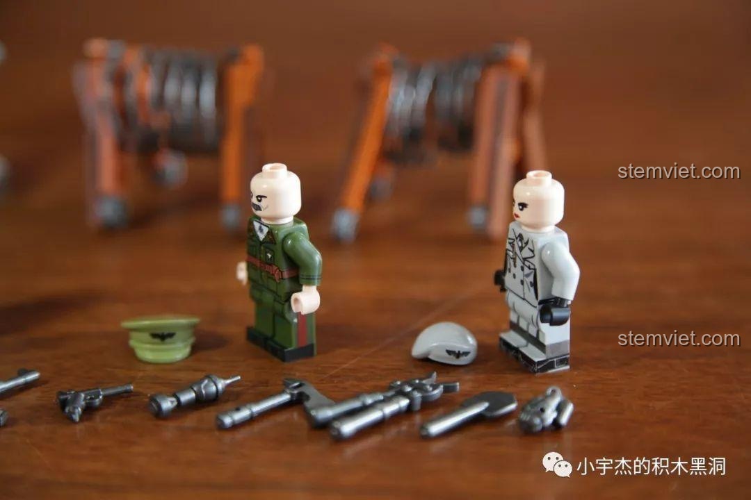 Minifigure nữ quân nhân và sĩ quan từ bộ đồ chơi Panlos Brick 631006 Xe Tải Pháo Phản Lực Land Stuka, thể hiện chi tiết in ấn mặt sau.