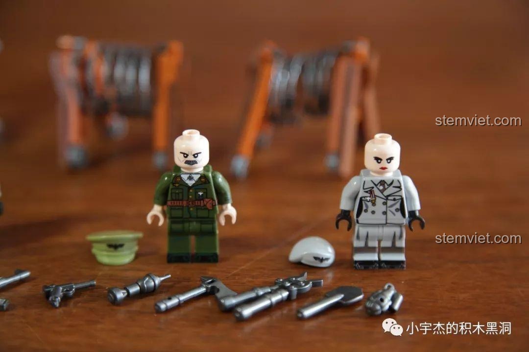 Cận cảnh minifigure nữ quân nhân và sĩ quan trong bộ lắp ráp Panlos Brick 631006 Xe Tải Pháo Phản Lực Land Stuka, chi tiết trang phục.