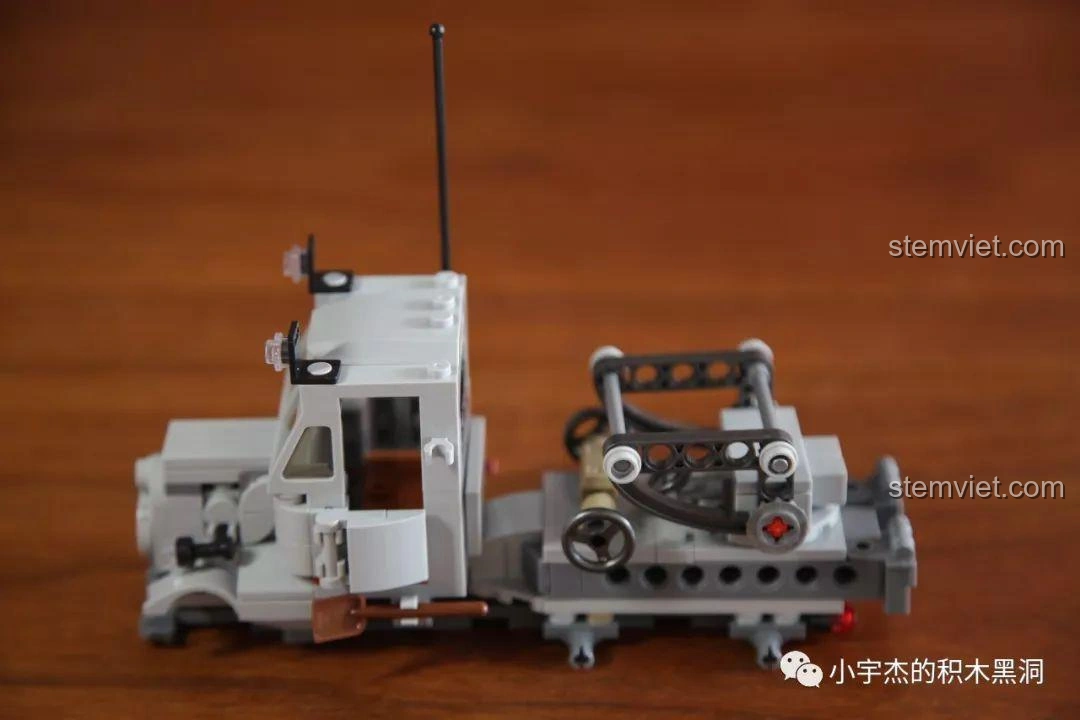 Mô hình Panlos Brick 631006 Xe Tải Pháo Phản Lực Land Stuka đã hoàn thiện, nhìn rất hiện đại và mạnh mẽ.