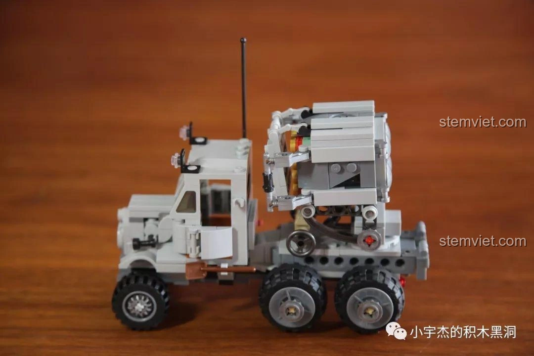 Mặt trước của Panlos Brick 631006 Xe Tải Pháo Phản Lực Land Stuka với cửa cabin mở ra, cho thấy sự tỉ mỉ trong thiết kế.