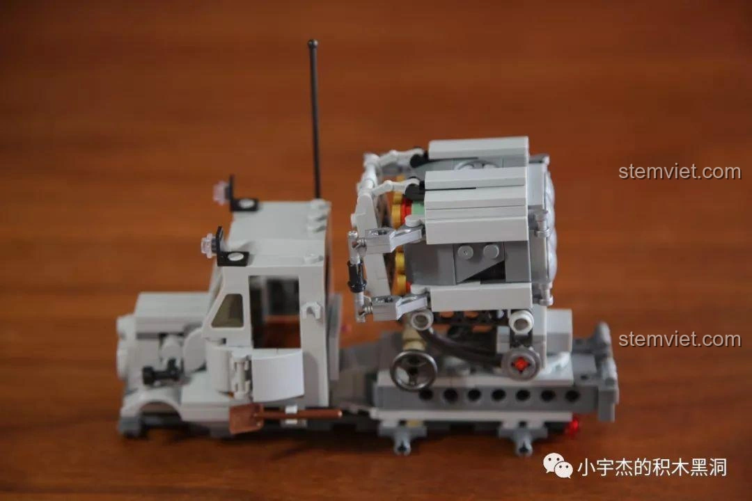 Xe Land Stuka Panlos Brick 631006 hoàn thiện với dàn phóng nâng cao, thể hiện sức mạnh và tính năng động của mô hình.