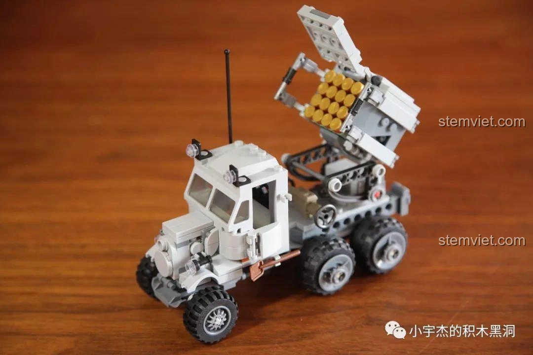 Góc nhìn nghiêng của Panlos Brick 631006 Xe Tải Pháo Phản Lực Land Stuka, thể hiện sự cân đối và mạnh mẽ của xe.