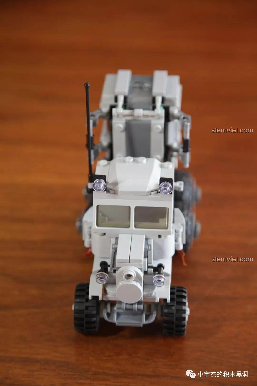 Góc nhìn từ phía sau của Panlos Brick 631006 Xe Tải Pháo Phản Lực Land Stuka, với dàn phóng rocket nổi bật.