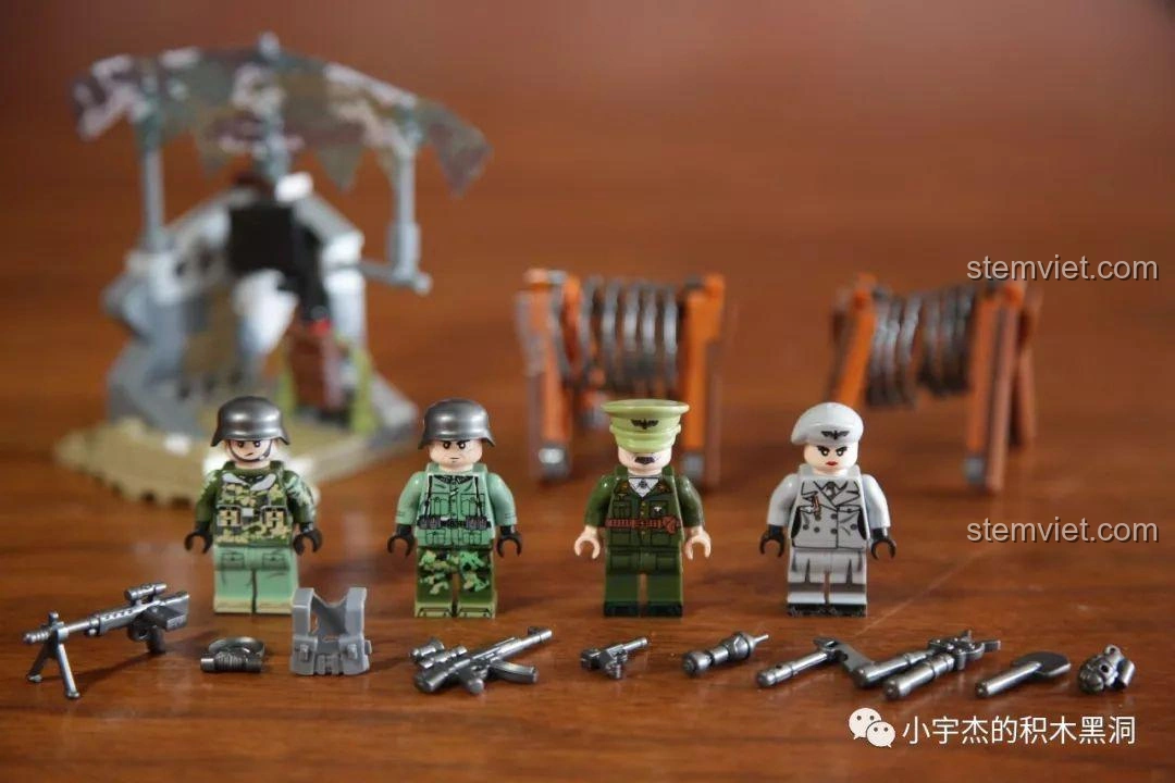 Toàn bộ dàn minifigure và phụ kiện vũ khí của Panlos Brick 631006 Xe Tải Pháo Phản Lực Land Stuka, rất chi tiết và đa dạng.