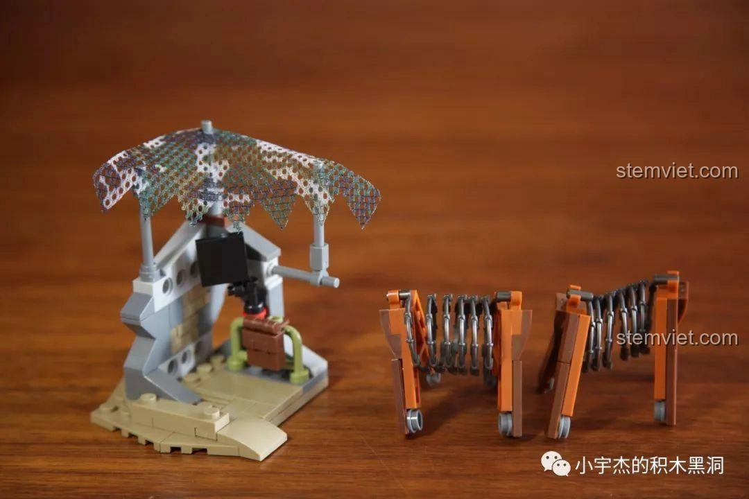 Trạm chỉ huy tiền tuyến và hàng rào dây thép gai, tạo bối cảnh chiến trường chân thực cho bộ Panlos Brick 631006 Xe Tải Pháo Phản Lực.