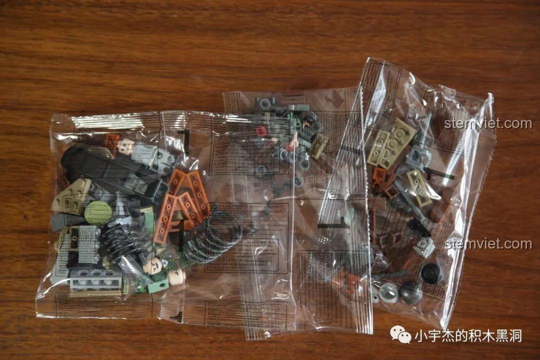 Các túi mảnh ghép được đánh số 1 và 2 trong bộ Panlos Brick 631006 Xe Tải Pháo Phản Lực Land Stuka, phân loại rõ ràng.