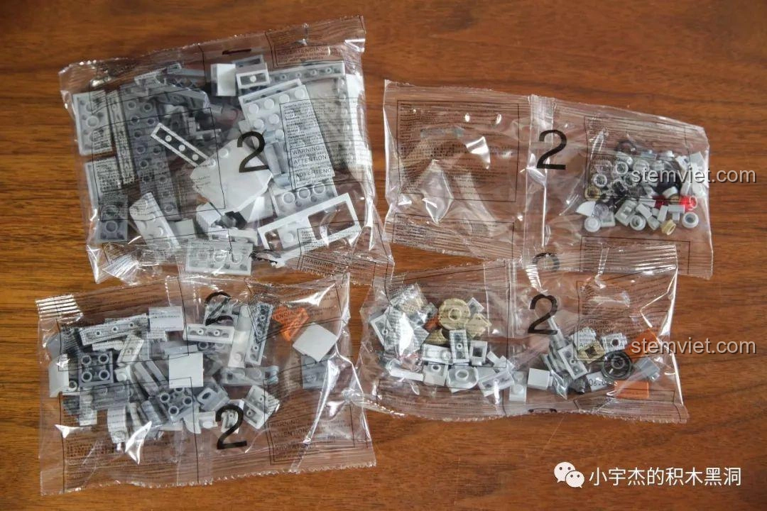 Các túi mảnh ghép được đánh số 2 và 3 trong bộ Panlos Brick 631006 Xe Tải Pháo Phản Lực Land Stuka, chuẩn bị cho giai đoạn tiếp theo.