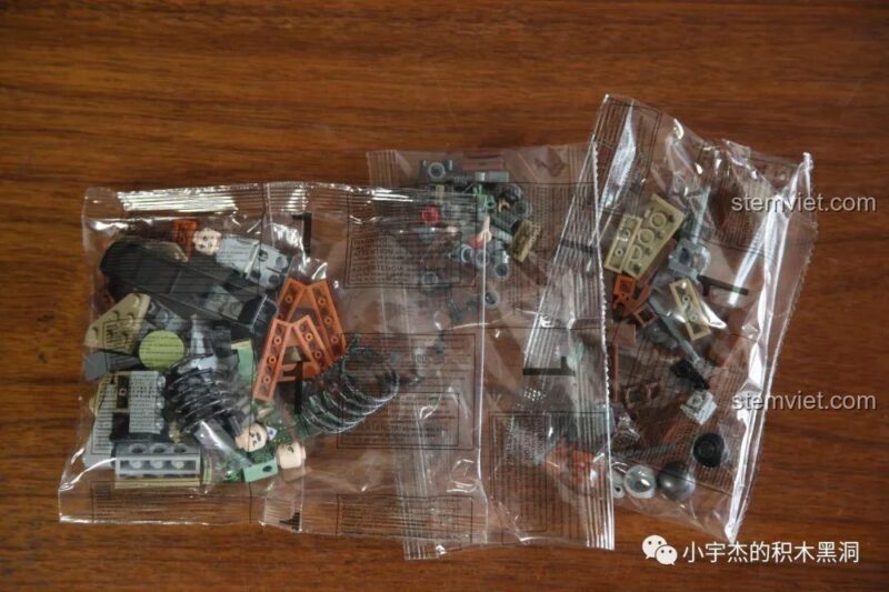 Các túi mảnh ghép của bộ lắp ráp Panlos Brick 631006 Xe Tải Pháo Phản Lực Land Stuka, phân loại tiện lợi cho việc lắp ráp.