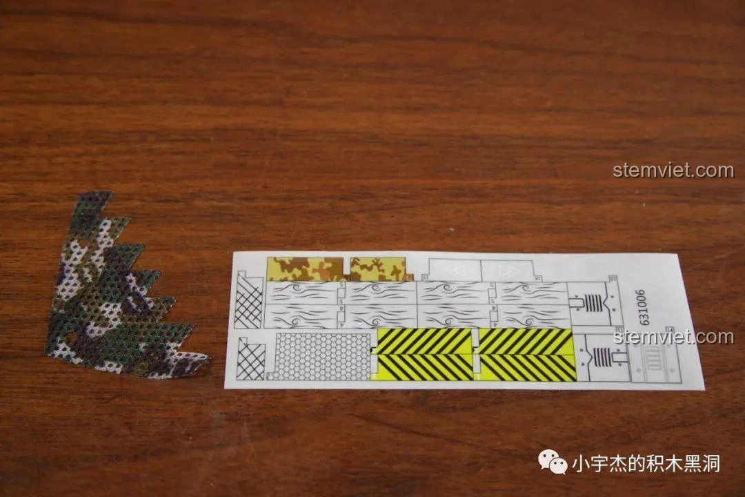 Tấm vải ngụy trang và bộ sticker trong suốt của Panlos Brick 631006 Xe Tải Pháo Phản Lực Land Stuka, tăng tính chân thực.