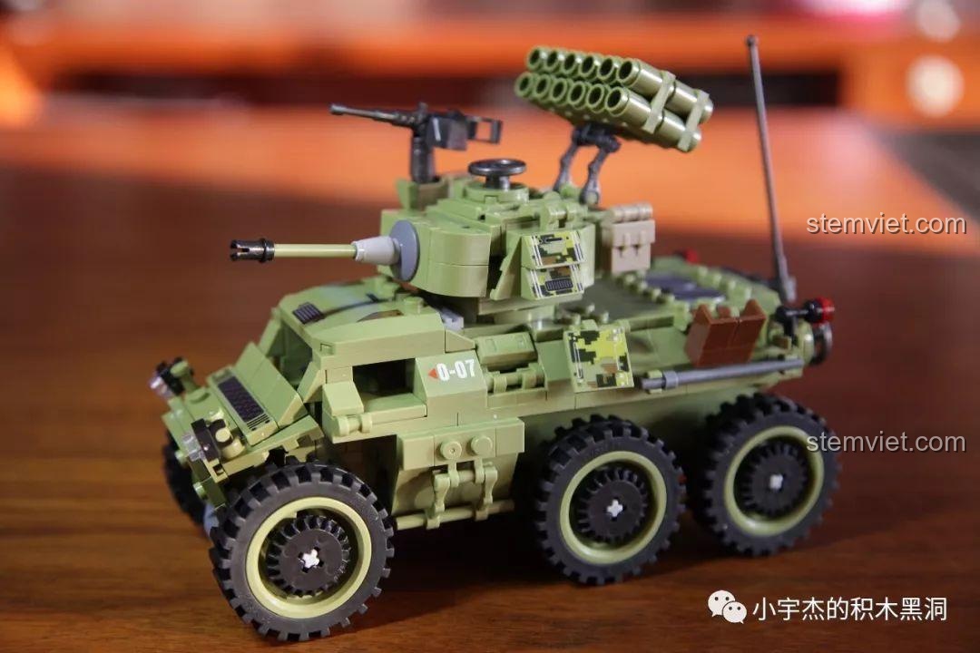Mô hình xe bọc thép quân sự Panlos Brick 631007 hoàn chỉnh với hệ thống rocket đa nòng. Xe có 6 bánh, thiết kế mạnh mẽ, sẵn sàng cho các nhiệm vụ chiến đấu, là đồ chơi lắp ráp lý tưởng cho bé trai 6 tuổi.