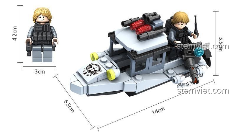 Kích thước chi tiết của Mô hình tàu quân sự Panlos Brick 635002 và minifigure lính đặc nhiệm, giúp bé trai 6 tuổi dễ hình dung.