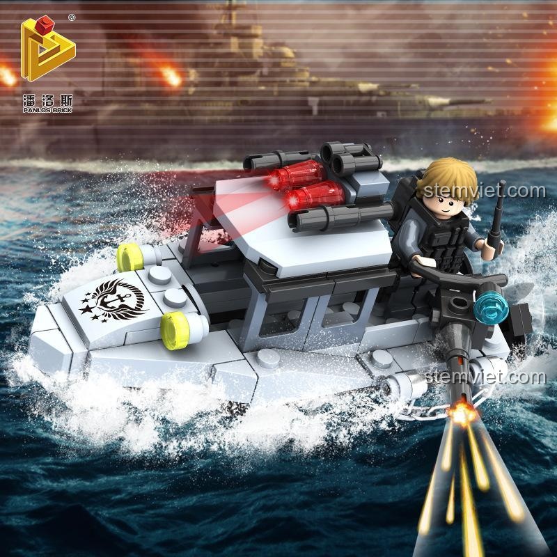 Đồ chơi mô hình Thuyền tuần tra đặc nhiệm Panlos Brick 635002 GunStrike đang hành động trên biển, có đèn LED và khả năng bắn đạn nhựa, phù hợp bé trai 6 tuổi.