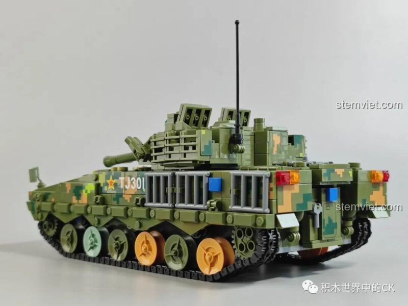 Góc nhìn trực diện phía trước của mô hình Xe Tăng Bộ Binh 04A Panlos Brick 639010, thể hiện hỏa lực mạnh mẽ