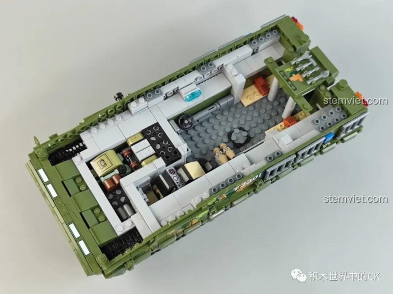 Nội thất chi tiết của mô hình Xe Chiến Đấu Bộ Binh 04A Panlos Brick 639010, với ghế ngồi, bảng điều khiển và khoang động cơ
