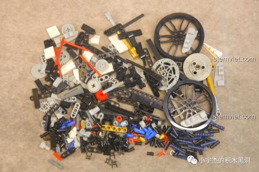 Quá trình dán sticker lên mô hình BMW M1000 RR, với các chi tiết cần căn chỉnh chính xác.