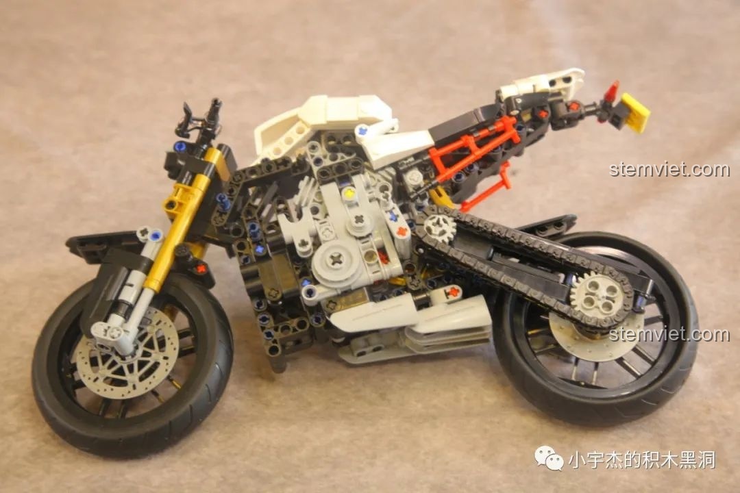 Cận cảnh cơ chế truyền động của mô hình BMW M1000 RR, cho thấy sự ăn khớp của các bánh răng.