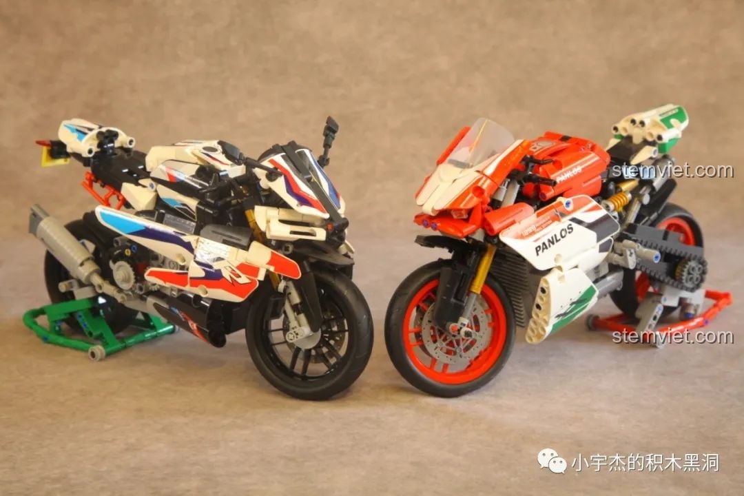 Ba mô hình xe máy của Panlos Brick được trưng bày cùng nhau.