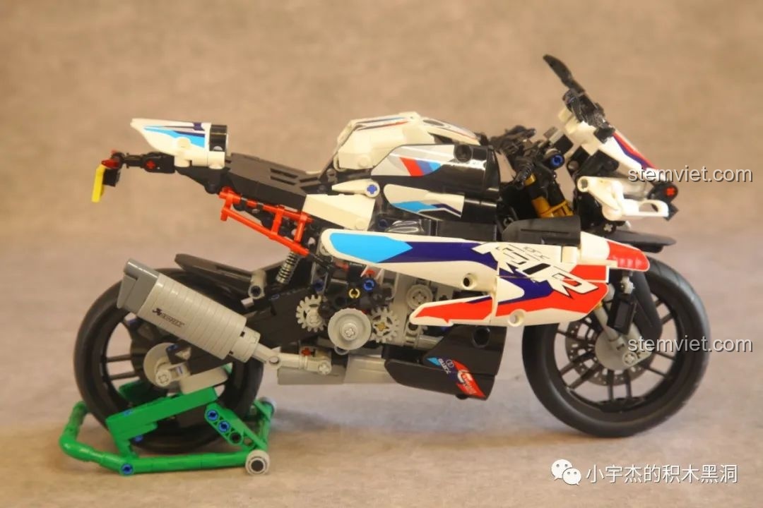 Phần thân xe của mô hình BMW M1000 RR đang được lắp ráp.