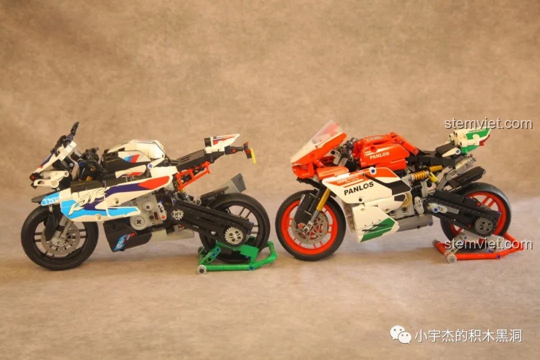 Mô hình BMW M1000 RR đã hoàn thiện, đặt trên chân chống.