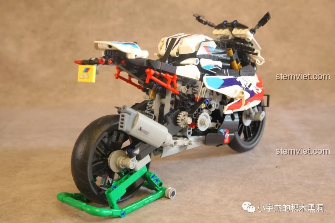 Phần khung sườn và động cơ của mô hình BMW M1000 RR đang được lắp ráp.