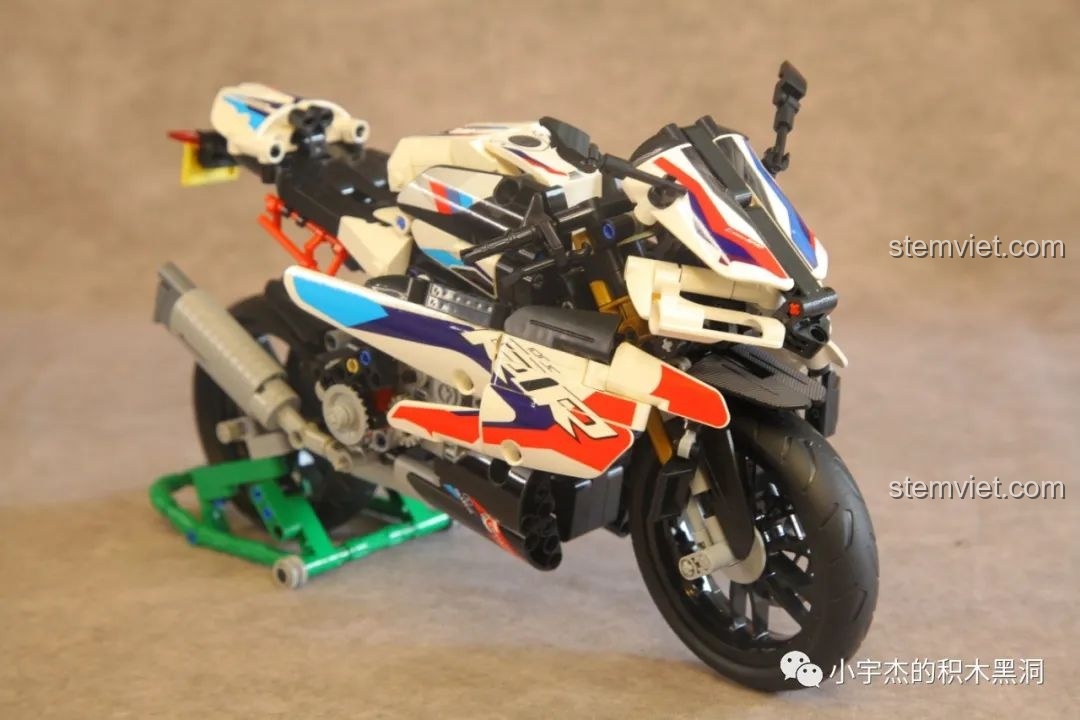 Các túi mảnh ghép được sắp xếp gọn gàng, sẵn sàng cho việc lắp ráp.