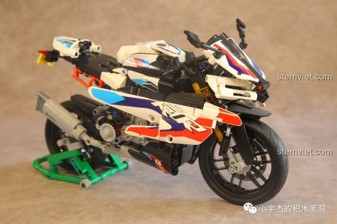 Hình ảnh người đánh giá (bé trai) và lời kêu gọi theo dõi kênh.