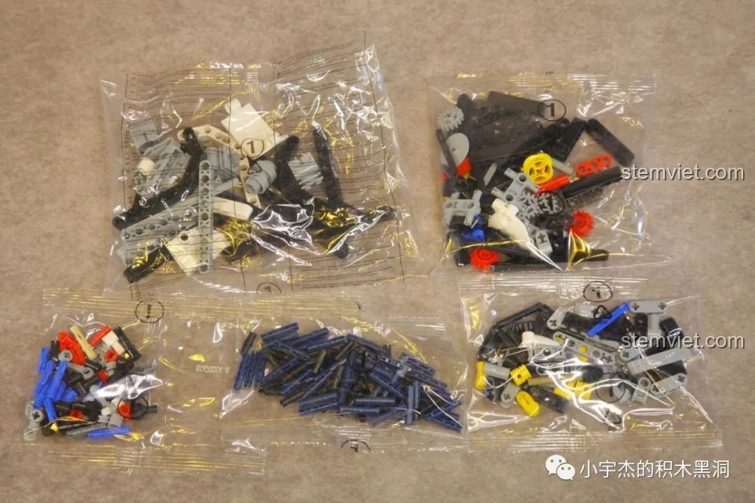 Các mảnh ghép đầu tiên được lắp ráp, tạo thành phần khung sườn và động cơ của mô hình.