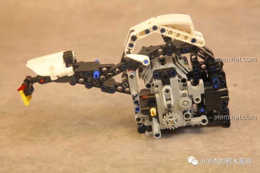 Các mảnh ghép đang được lắp ráp, tạo nên phần thân xe.