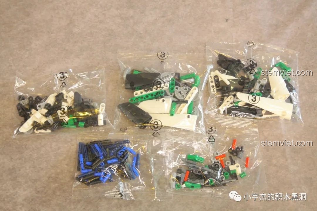 Chi tiết phần đuôi xe BMW M1000 RR, bao gồm cả biển số.